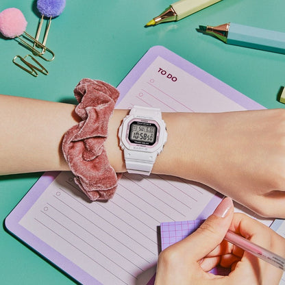 BABY-G BGD-5650SP-7CJR 着用イメージ ピンクのシュシュと合わせたコーディネート