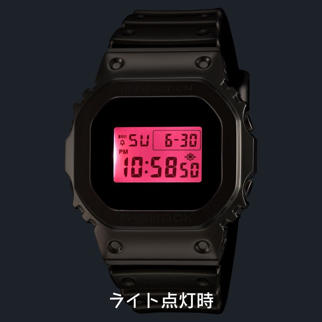 Gショック gm-5600yra-8 ファイン メタリック シルバー暗闇でのライト点灯色