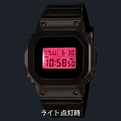 Gショック gm-5600yra-8 ファイン メタリック シルバー暗闇でのライト点灯色