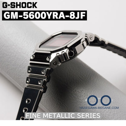 G-SHOCK gm-5600yra-8 ファインメタリック シルバー 黒ｘレッド ケース横からバンドへ