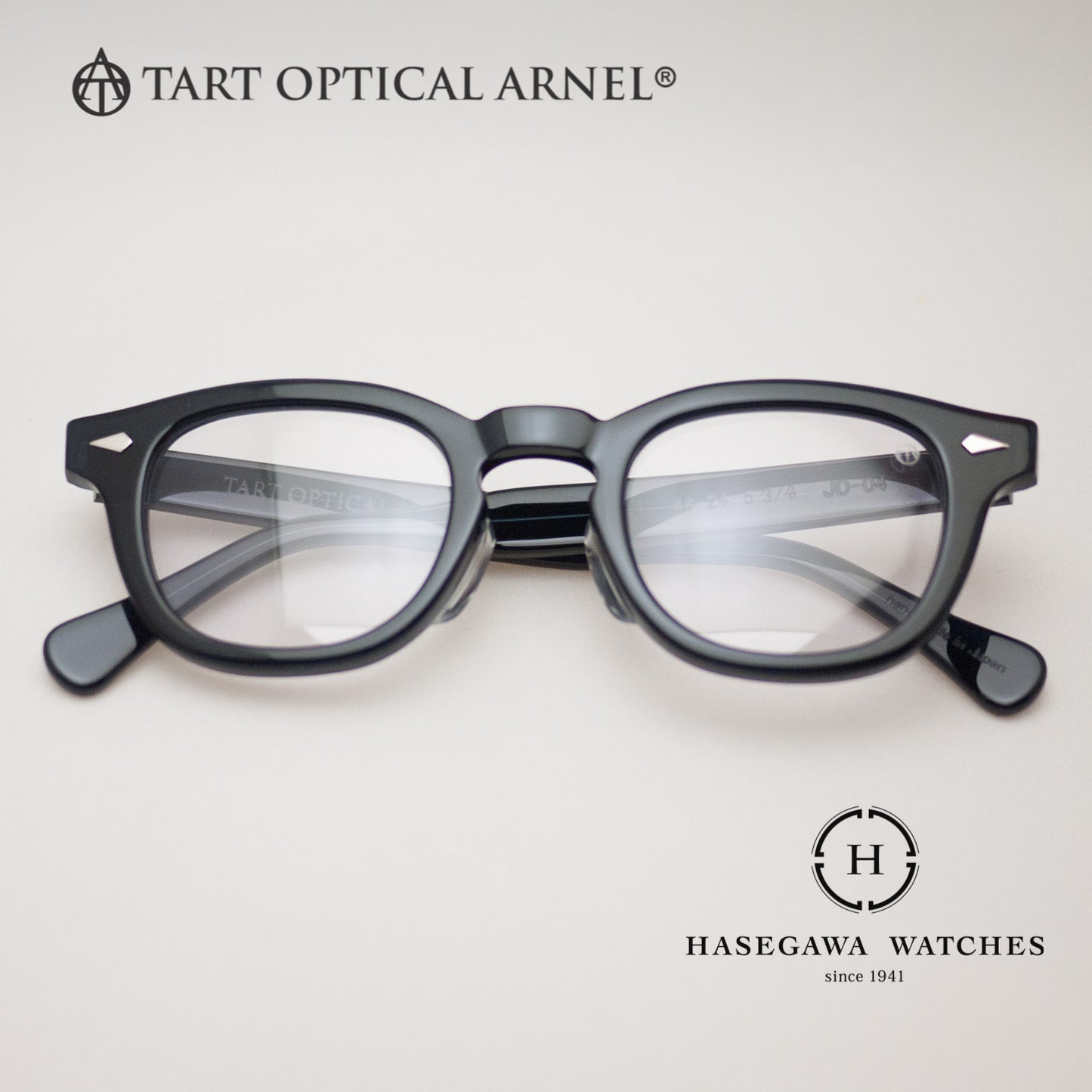 限りなく黒に近い濃紺カラー。光の当たり具合で黒やにも見えるウェリントン型メガネ