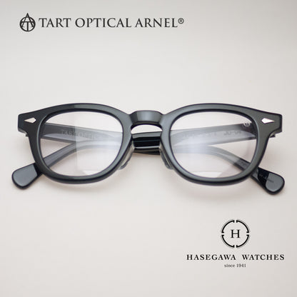 限りなく黒に近い濃紺カラー。光の当たり具合で黒やにも見えるウェリントン型メガネ