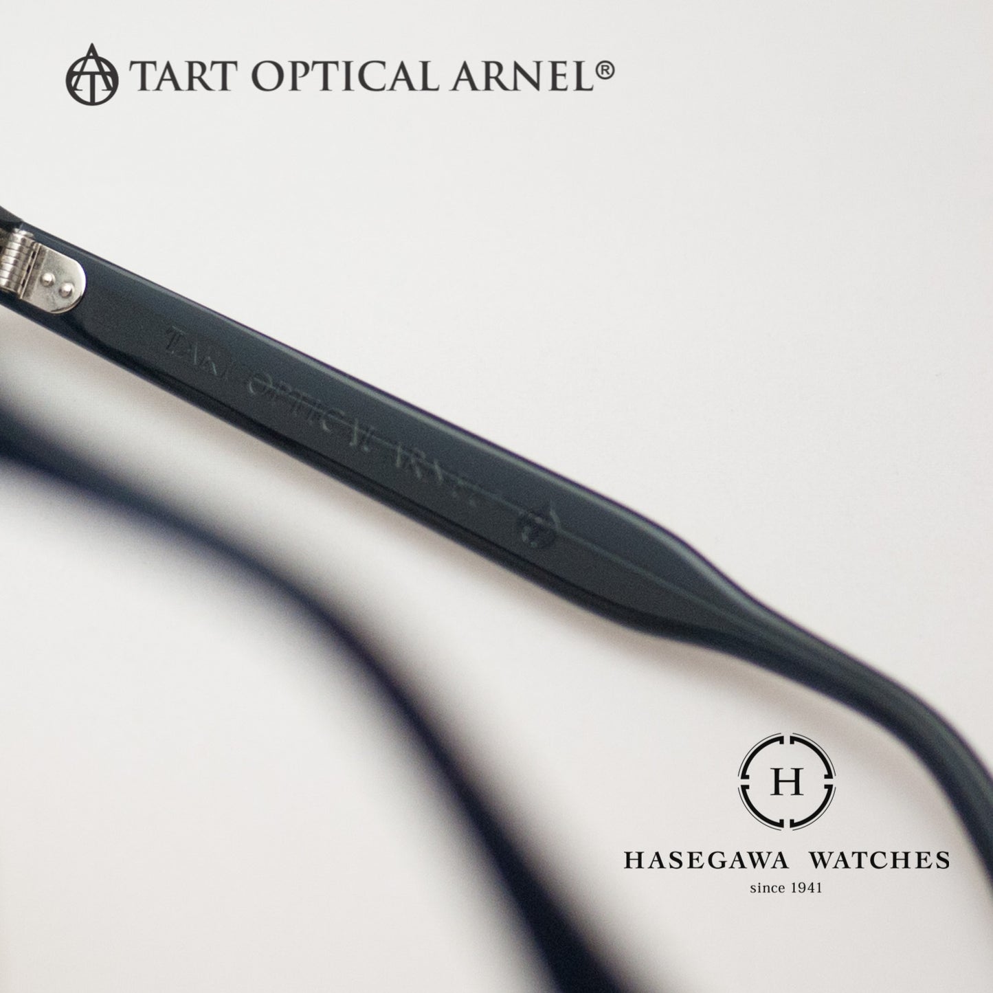 光のに透かすと濃い青と判断できるタートオプティカルアーネルの刻印とロゴマーク入りのテンプル