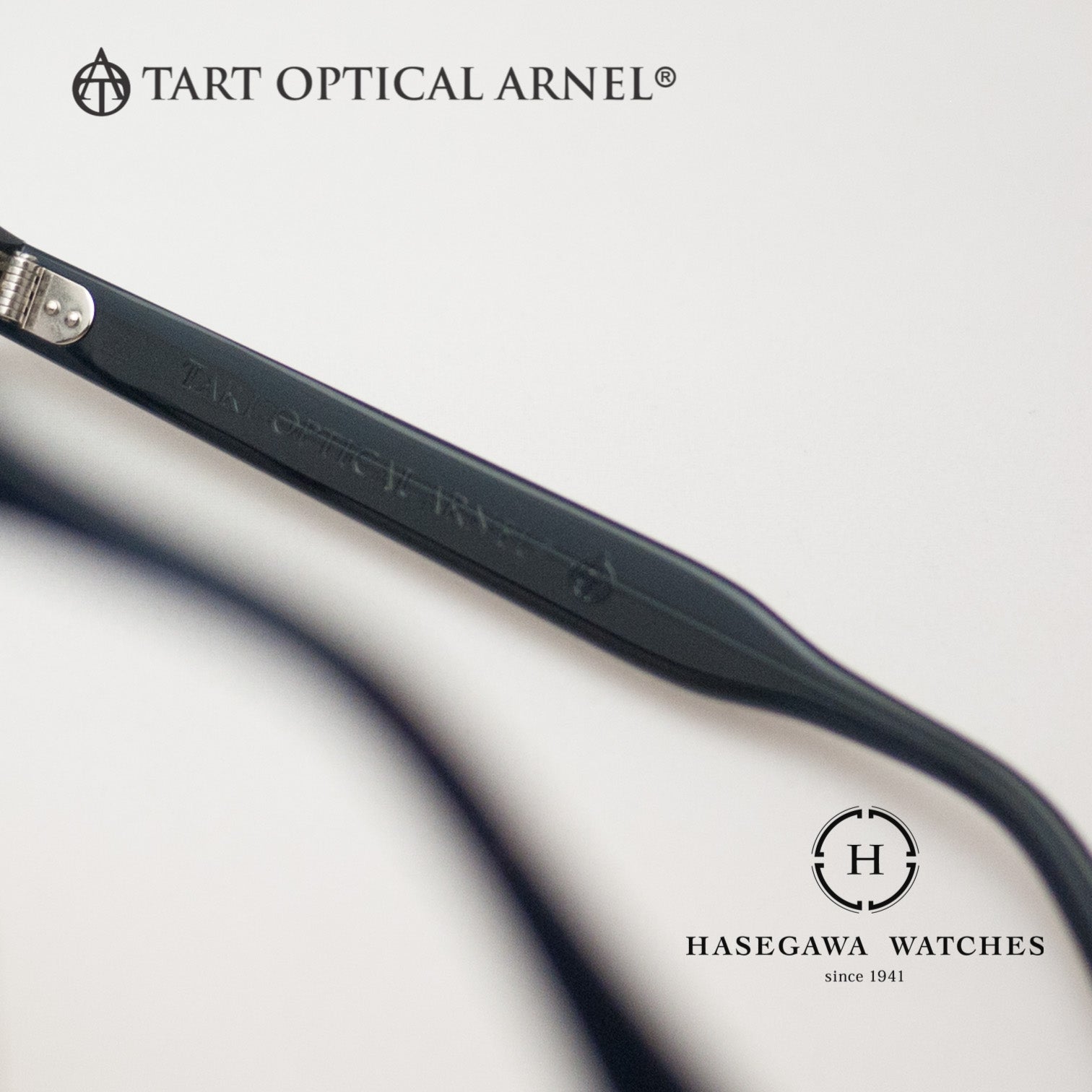 光のに透かすと濃い青と判断できるタートオプティカルアーネルの刻印とロゴマーク入りのテンプル