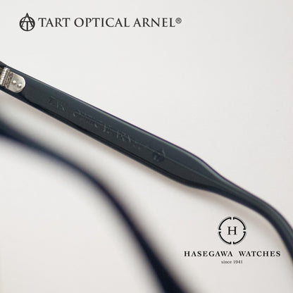 光のに透かすと濃い青と判断できるタートオプティカルアーネルの刻印とロゴマーク入りのテンプル