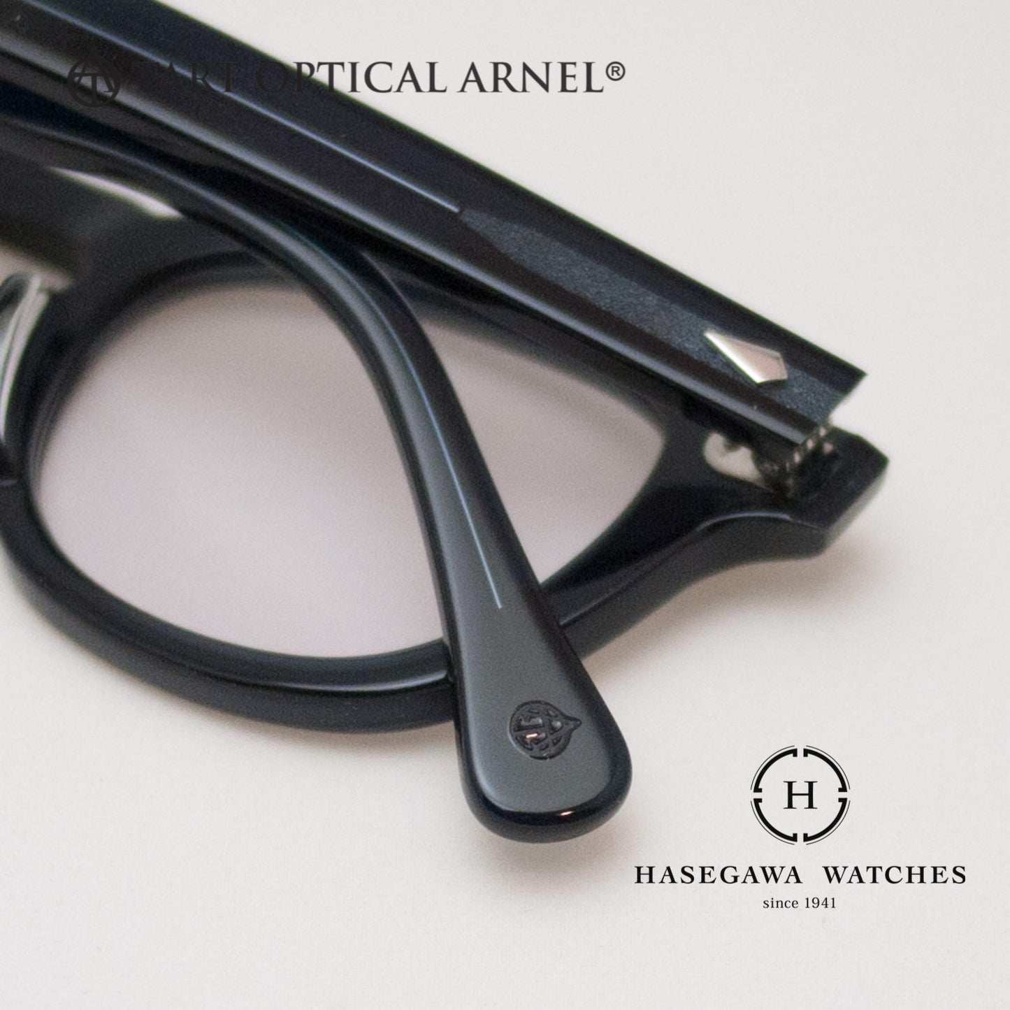 テンプル合口部のハンドメイドならではのシャープなエッジとモダン部のロゴマーク
