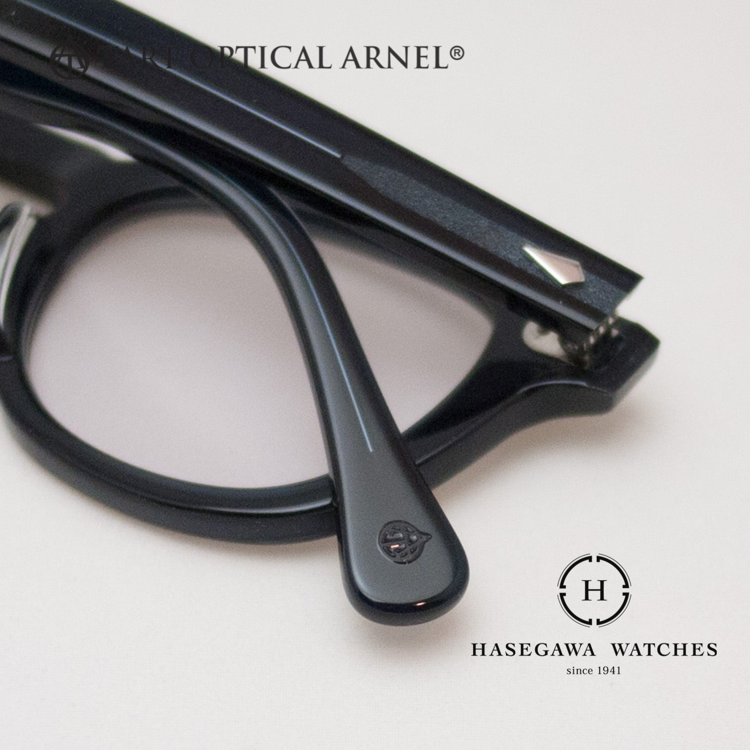 テンプル合口部のハンドメイドならではのシャープなエッジとモダン部のロゴマーク