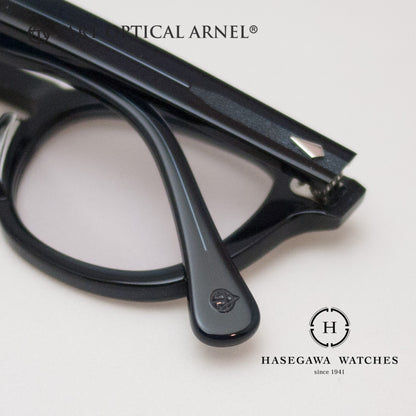 テンプル合口部のハンドメイドならではのシャープなエッジとモダン部のロゴマーク