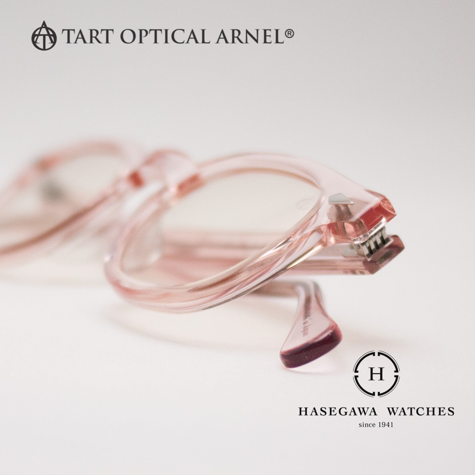 フロントサイドから撮影したクリアピンクが非常に綺麗な鯖江産メガネ