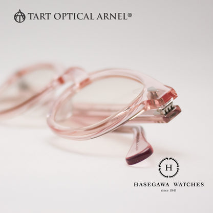 フロントサイドから撮影したクリアピンクが非常に綺麗な鯖江産メガネ