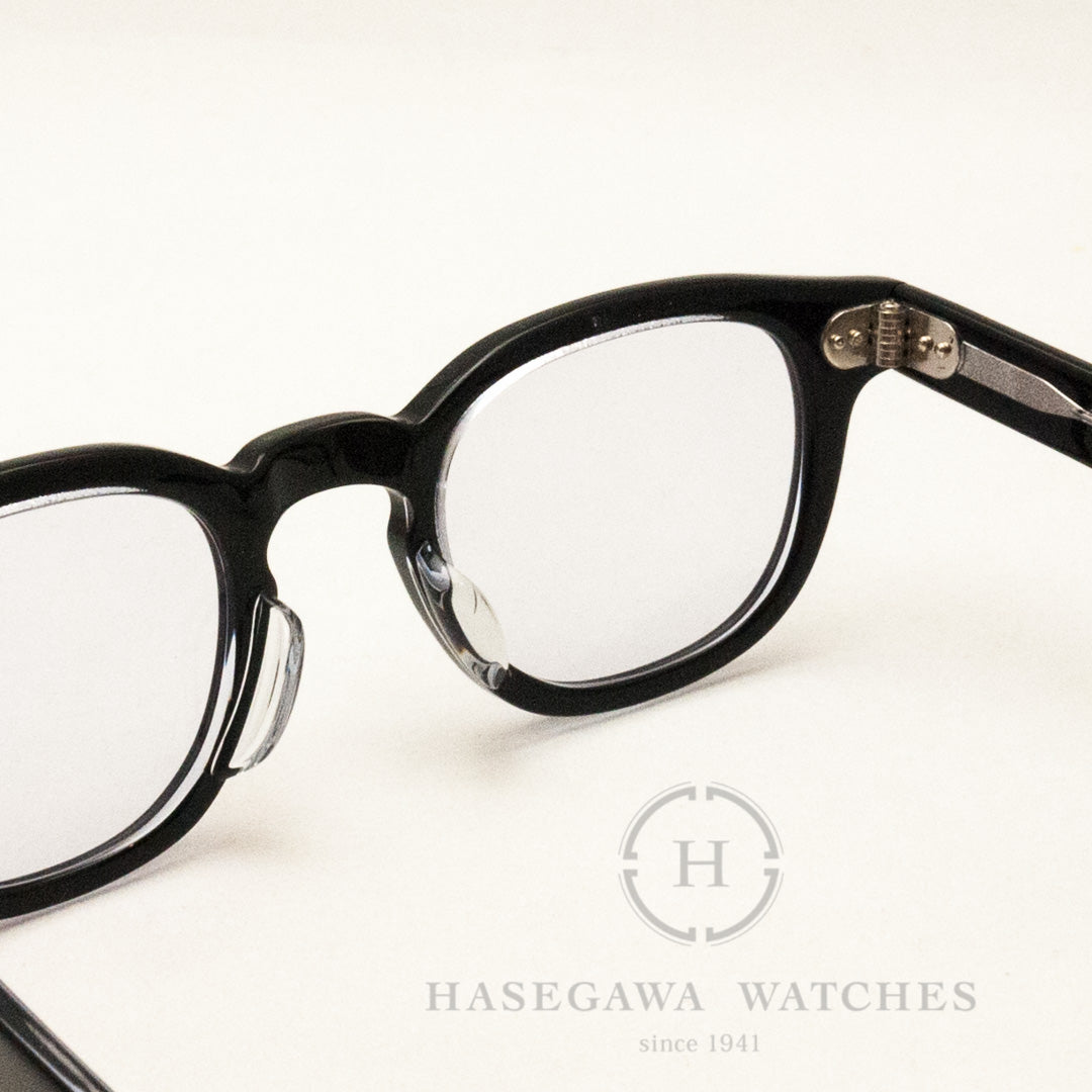 タートオプティカルアーネルJD-04 ブラッククリアの裏面と鼻パッド