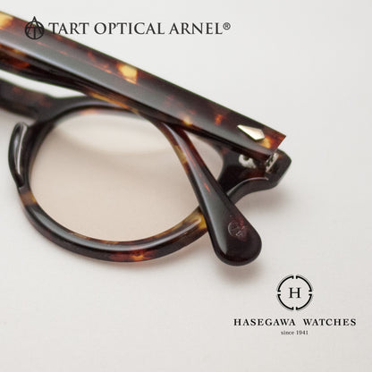 エッジの効いた合口とロゴマークが刻印されたテンプルのモダン部先端