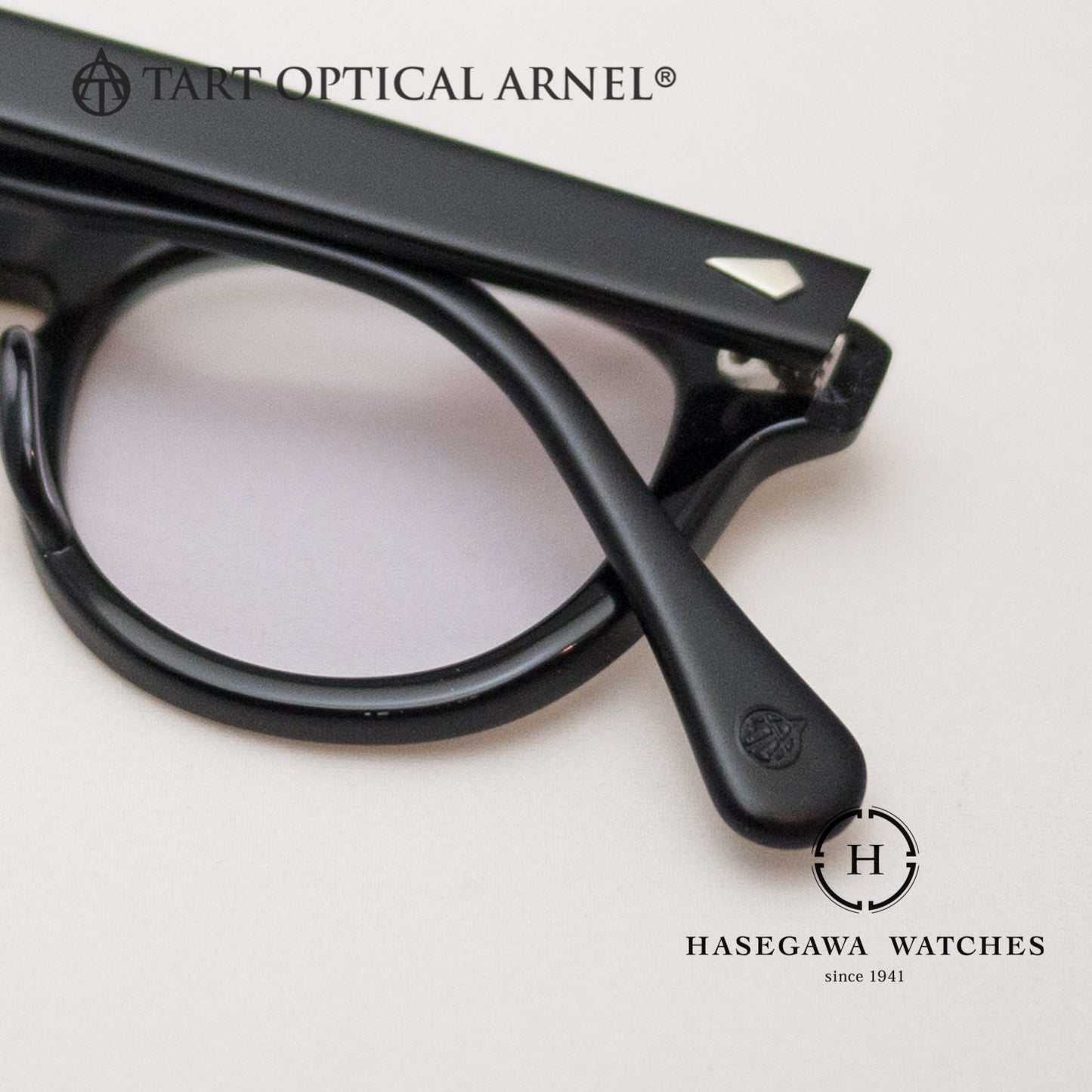 エッジの効いたテンプル合口とロゴマークが刻印されたモダン部先端