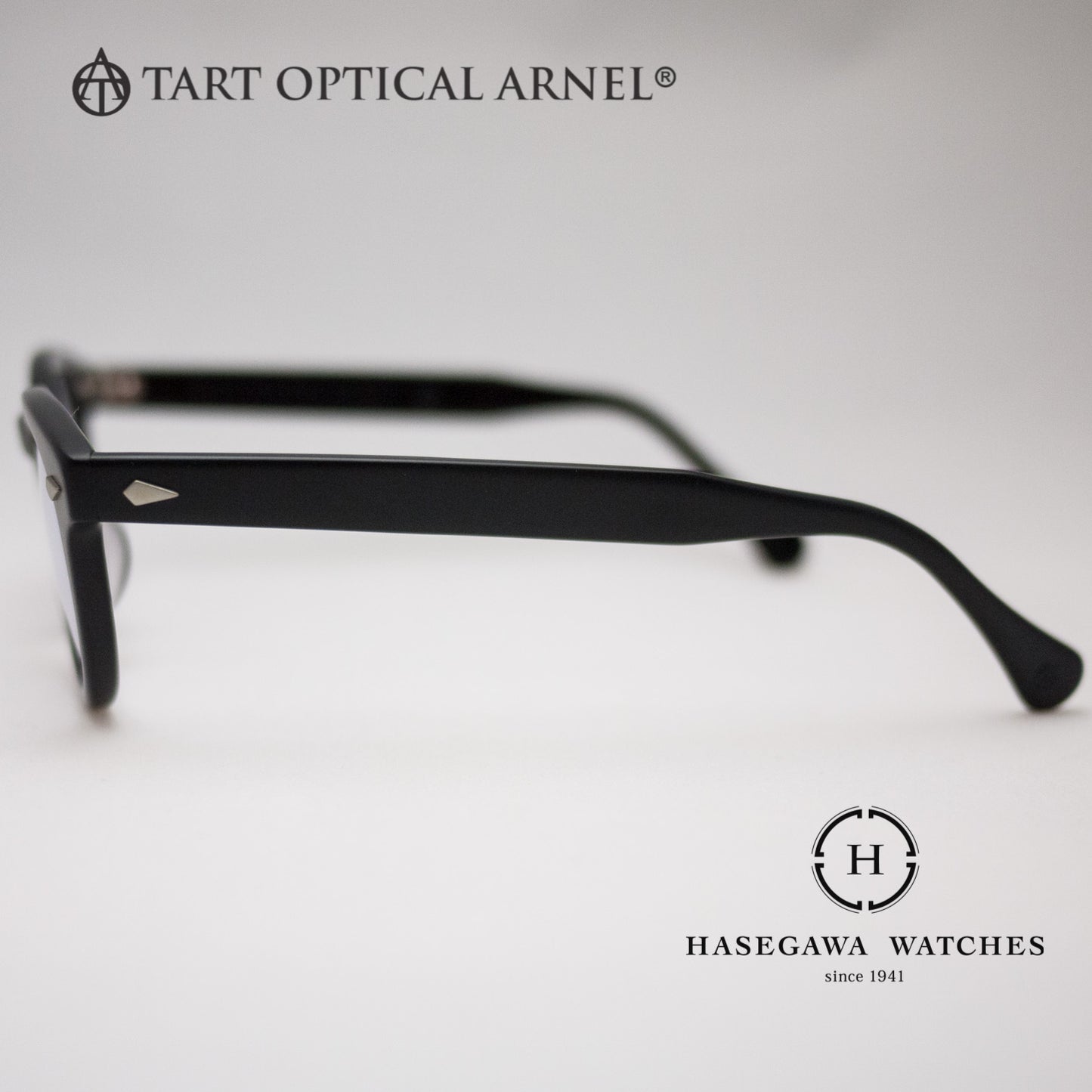 サイドから撮ったテンプル外側の写真。ダイヤモンド型鋲が印象的