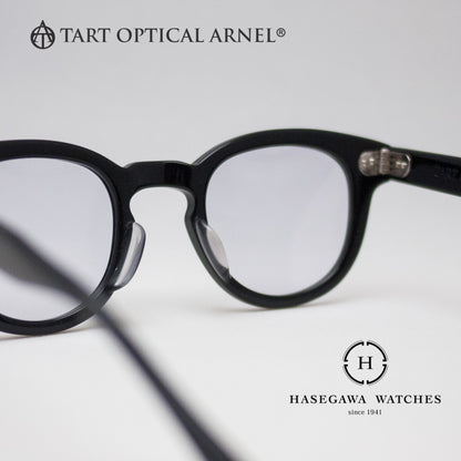 しっかりとした盛り高のノーズパッドと7枚蝶番。高品質な鯖江産メガネ