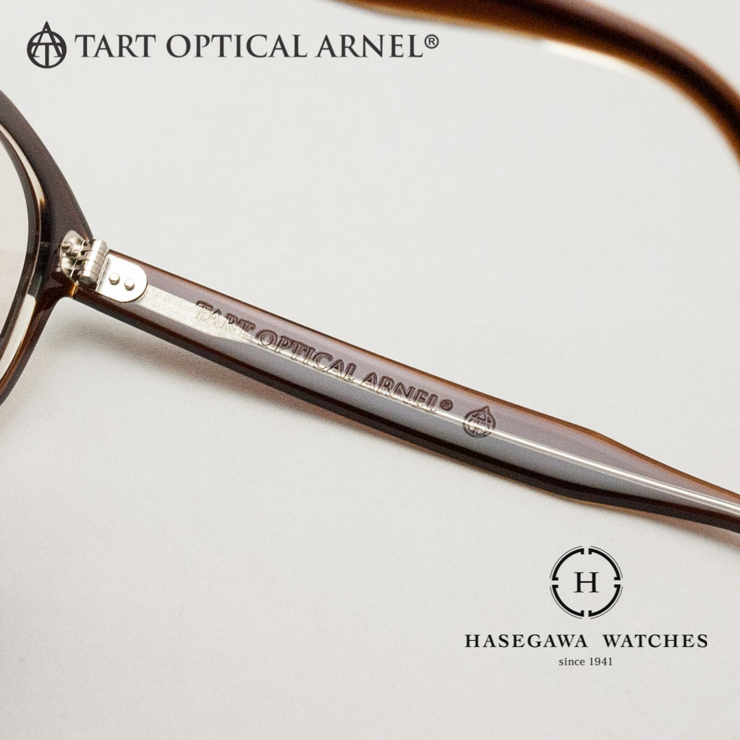 ブラウンクリアのテンプル内側にタートオプティカルアーネルのブランド名とロゴマーク