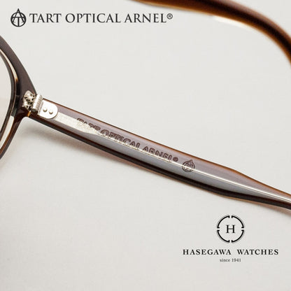 ブラウンクリアのテンプル内側にタートオプティカルアーネルのブランド名とロゴマーク