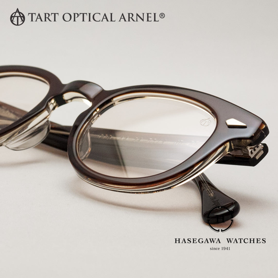 ヒンジとフロントを接続するためにダイヤ型鋲を使用。アーネルの特徴的デザイン