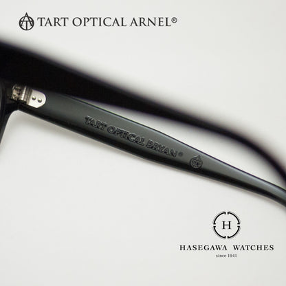 タートオプティカルブライアンのブランド名とロゴマークが刻印されたテンプル