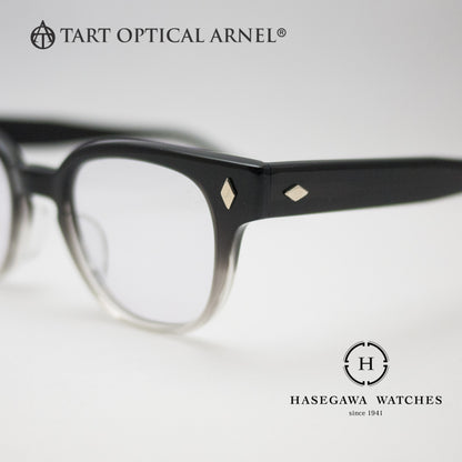 ダイヤモンド型鋲でつ繋がれたフロントとヨロイ。