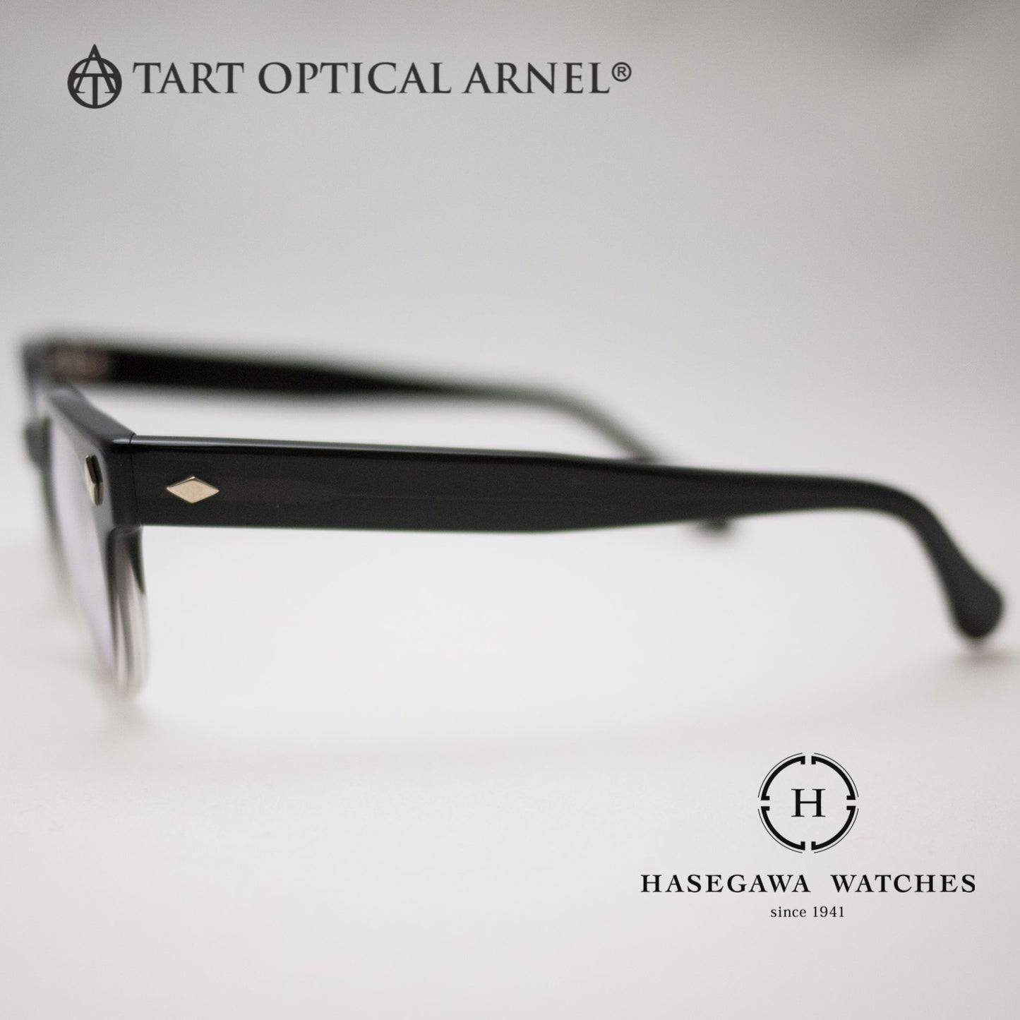 テンプル外側から撮った写真。ダイヤモンド型鋲が取り付けられている