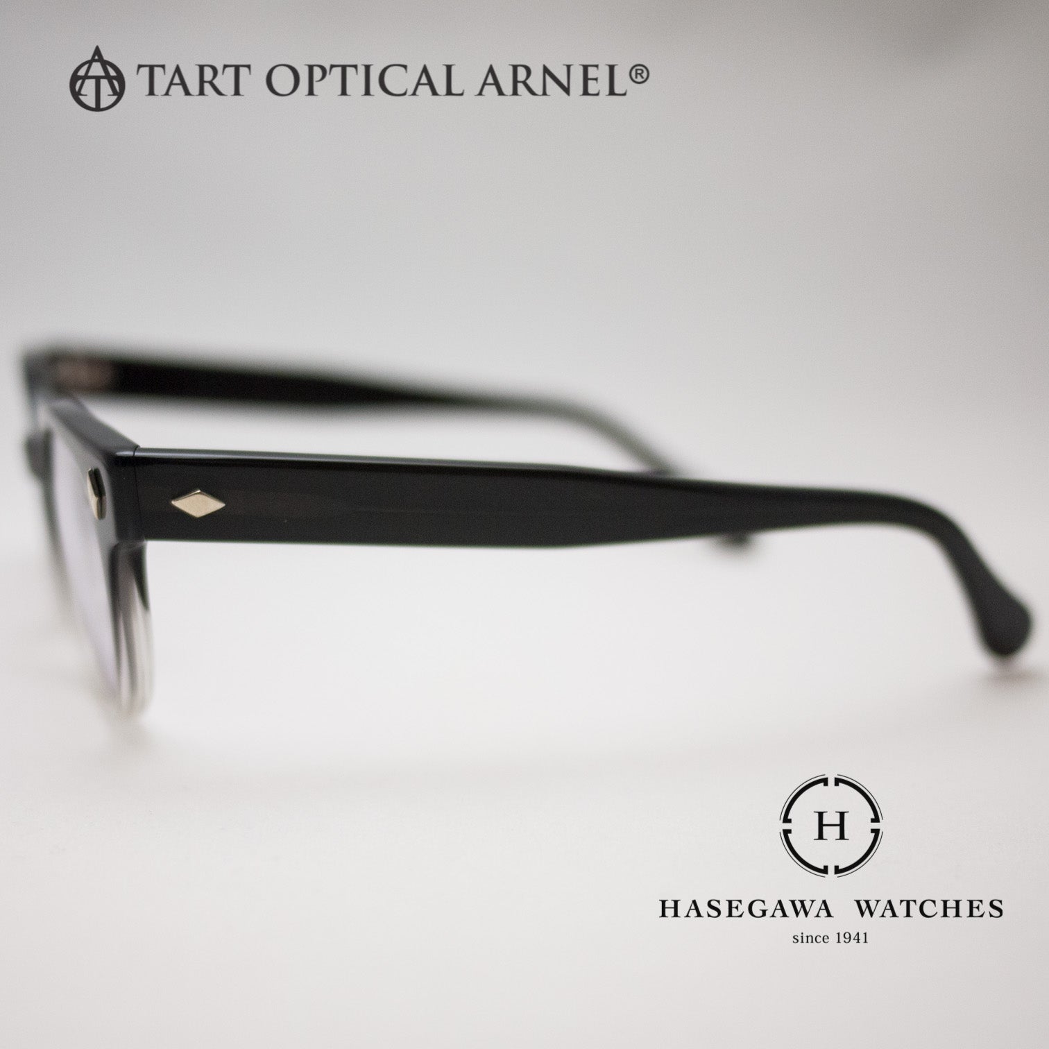 テンプル外側から撮った写真。ダイヤモンド型鋲が取り付けられている