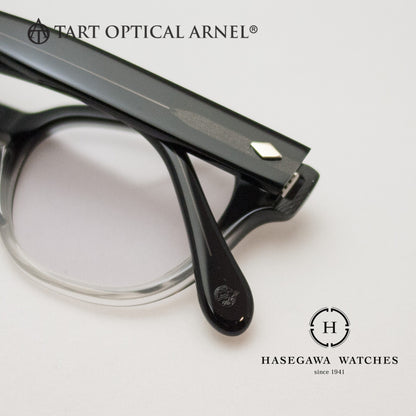 ダイヤモンド型鋲とテンプル先端に刻印されたロゴマーク