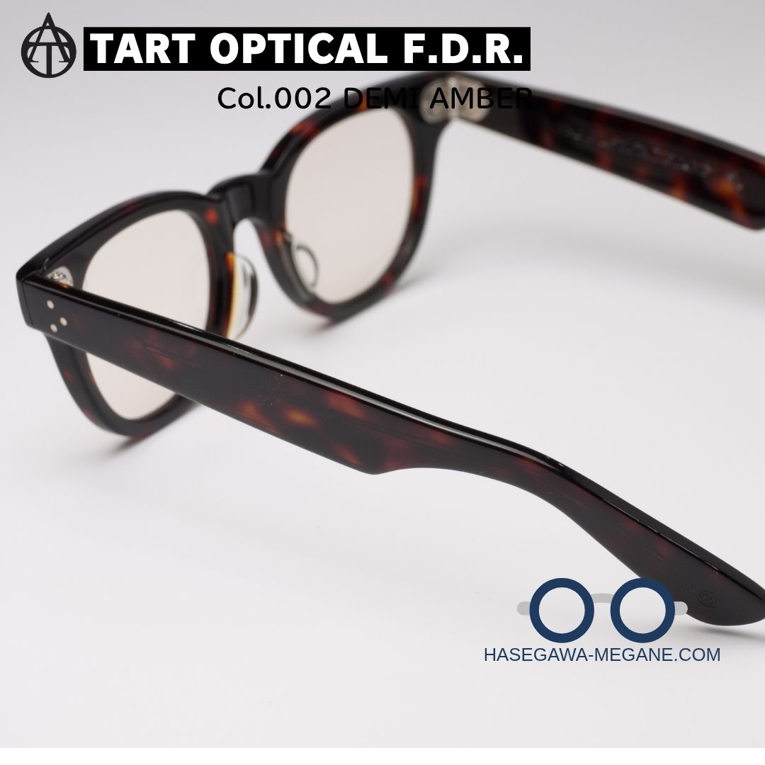 タートオプティカルFDR 極太テンプルが印象的なデミアンバーのメガネ